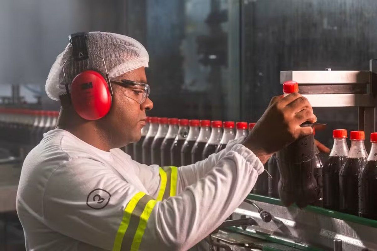 Coca-Cola abre 91 vagas temporárias de emprego na Bahia; veja como se candidatar