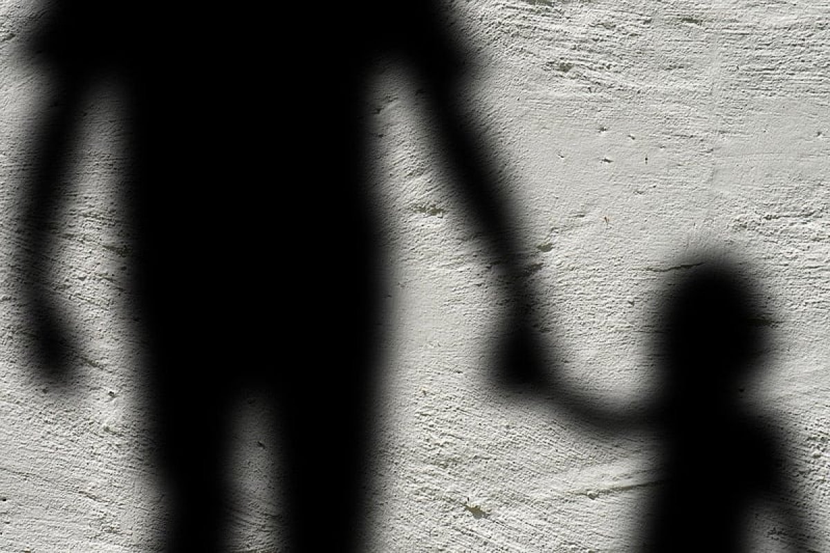 Quase 200 casos de violência contra crianças e adolescentes são registrados diariamente no Brasil