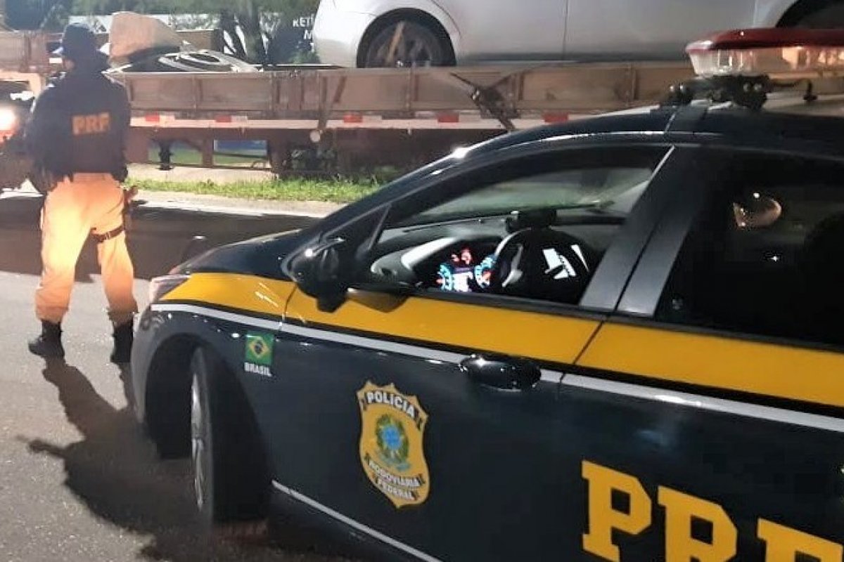 Carro roubado é recuperado dentro de compartimento de carga de um caminhão