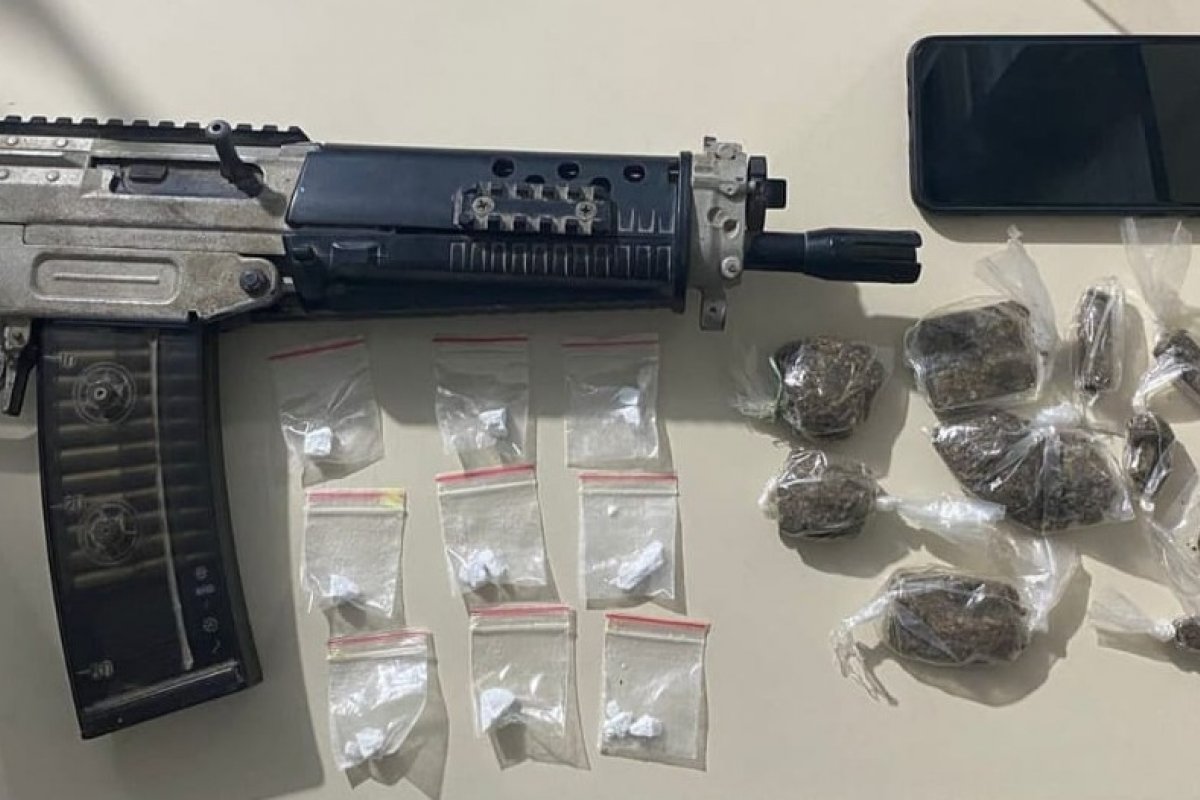Policia Militar apreende drogas e uma réplica de arma de fogo e drogas em Jacuípe