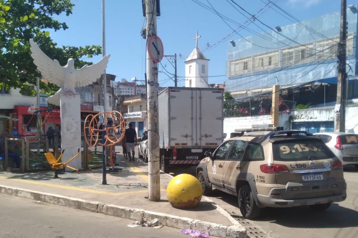 Sem ônibus há seis dias, policiamento segue reforçado no Bairro da Paz em Salvador 