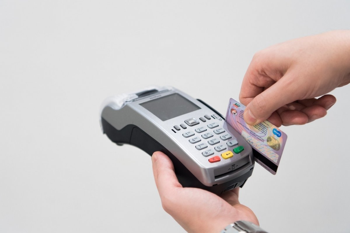 Juros do cartão de crédito rotativo chegam a maior patamar do ano, alcançando 438,4% em setembro