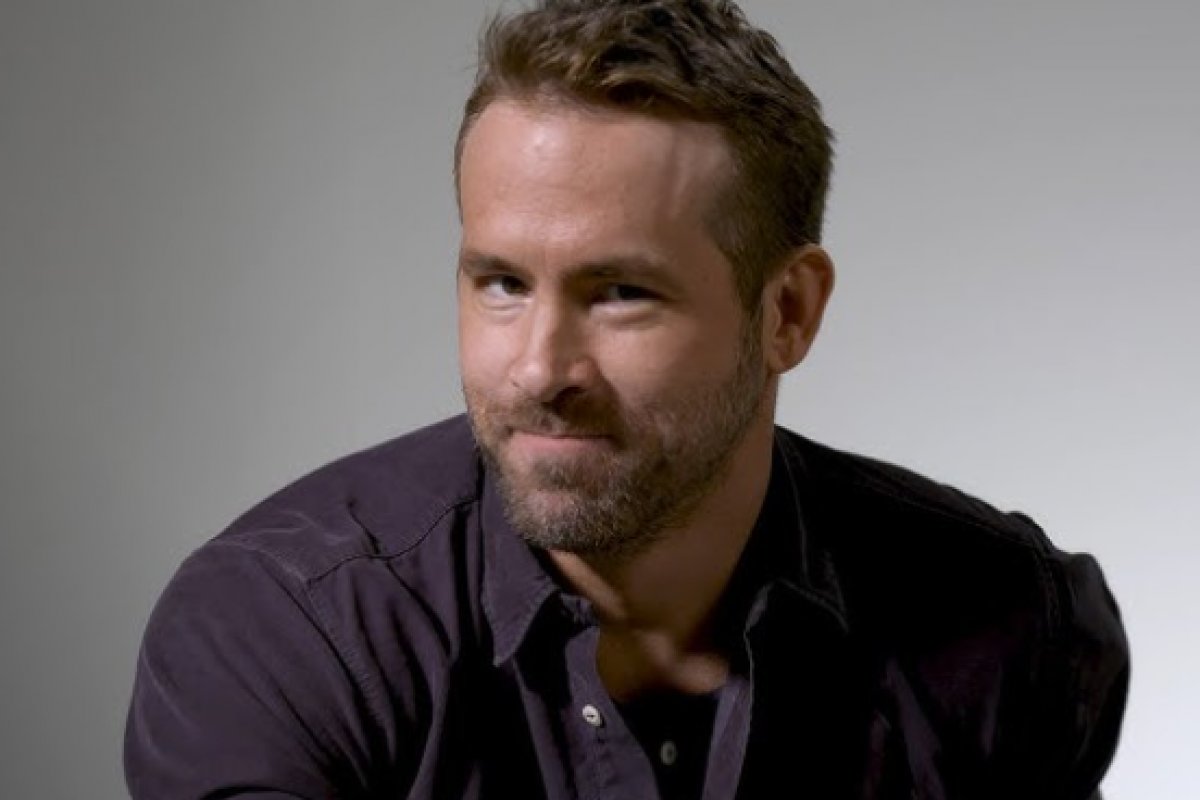 Ator Ryan Reynolds rebate críticas após ser acusado de não ser engraçado como nos filmes 