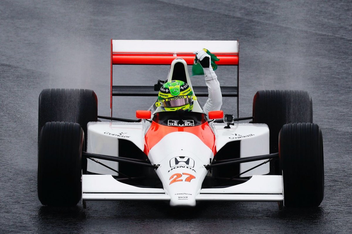Sob chuva, Hamilton dirige McLaren de Senna e emociona público em Interlagos