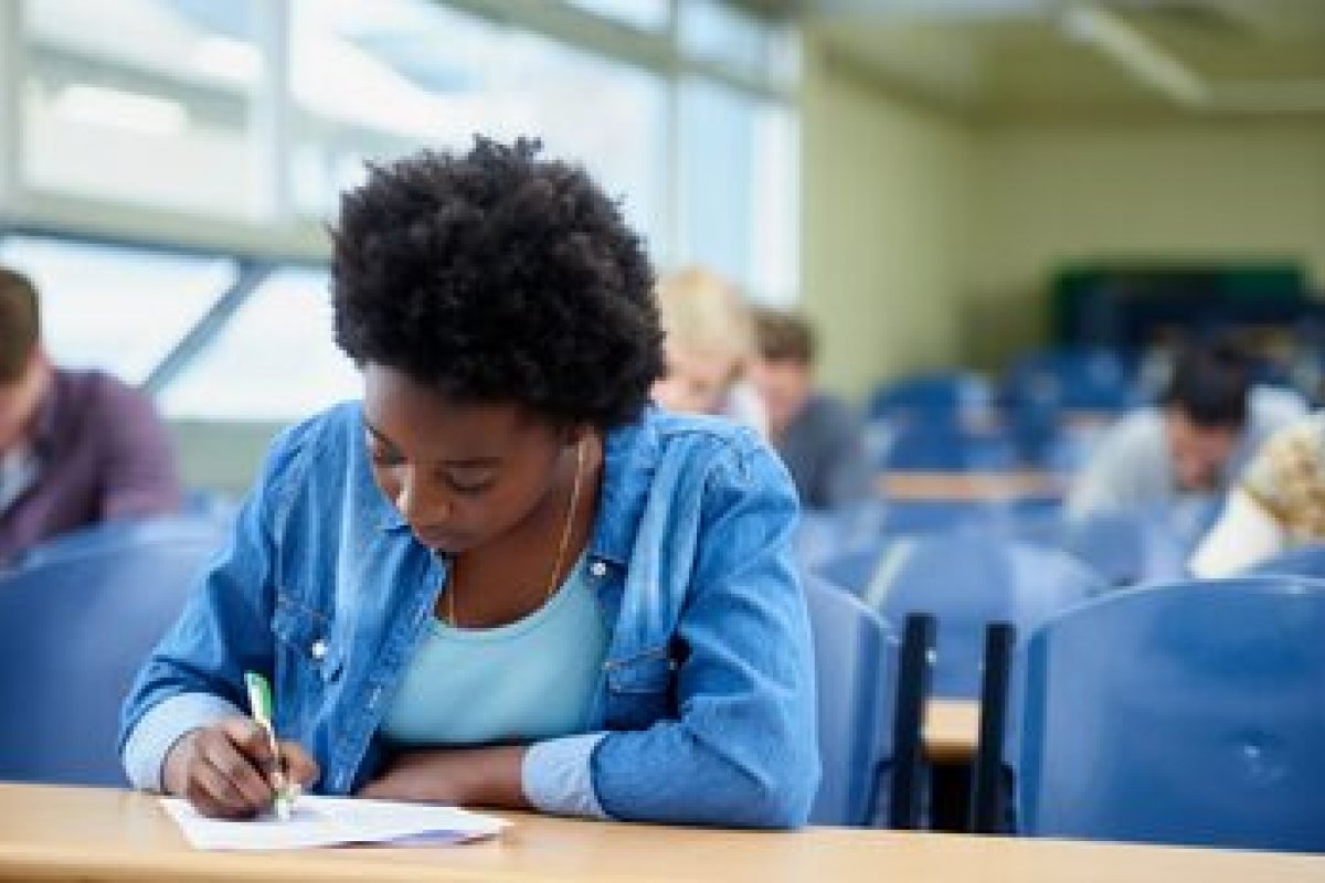 Redação Enem 2024: lei que obriga ensino afro-brasileiro nas escolas não é aplicada em mais de 70% das cidades