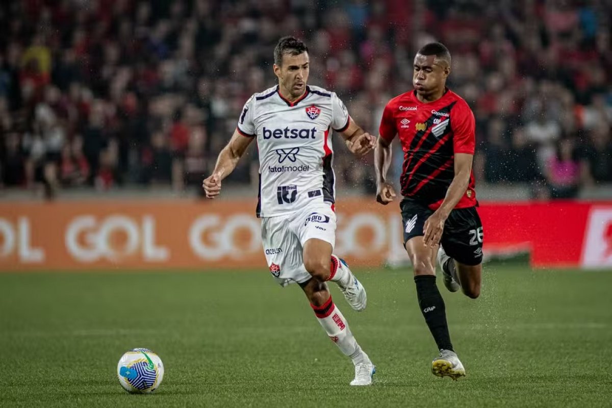 Vitória denúncia xenofobia em jogo contra o Athletico e diz que equipamentos foram danificados por torcedores