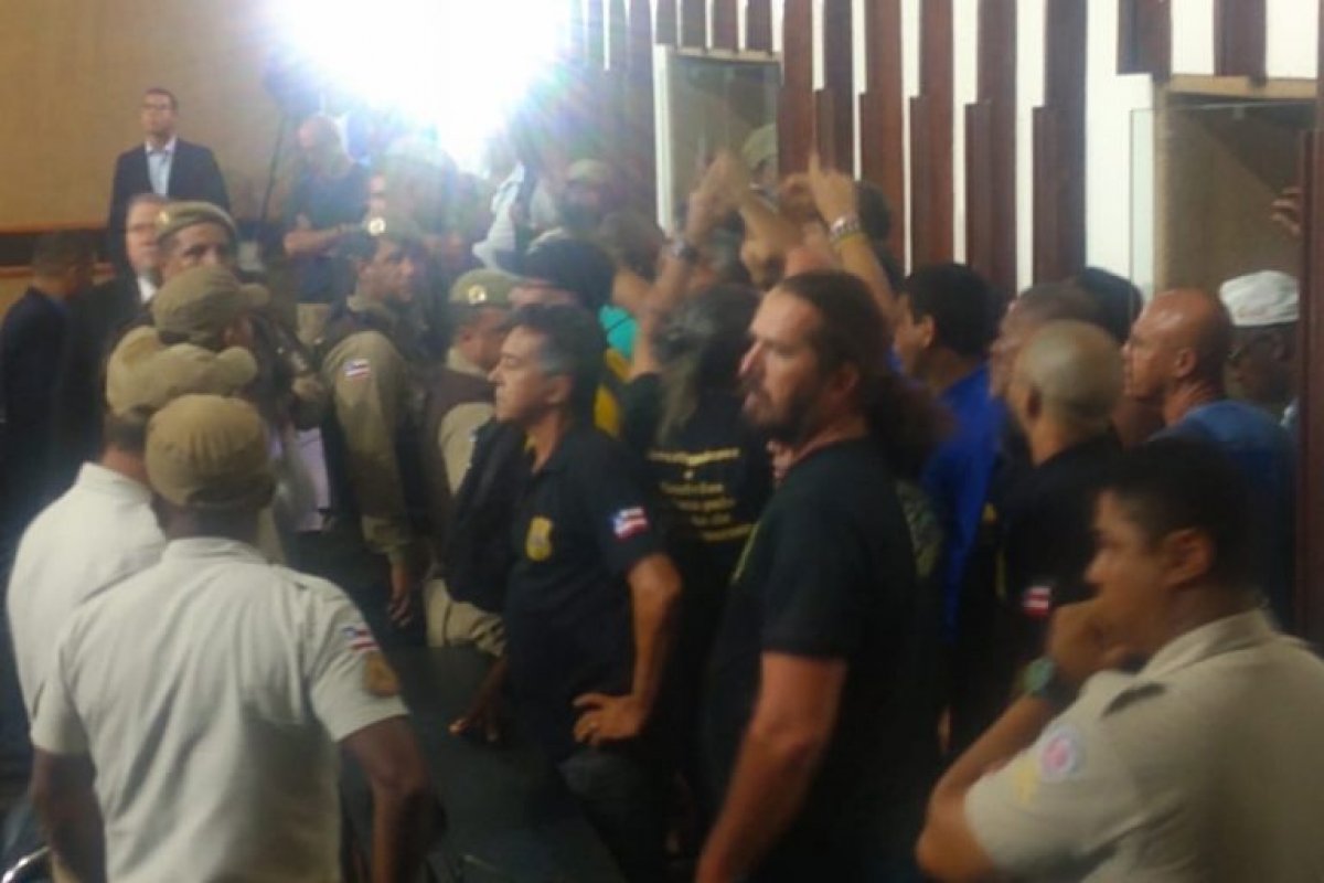 Servidores do Estado invadem o plenário da Alba durante votação da PEC da Previdência