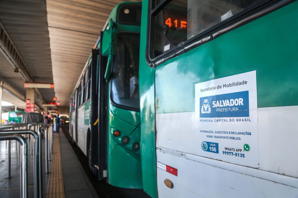 Bruno Reis sanciona lei que amplia concessão de ônibus em Salvador para até 70 anos