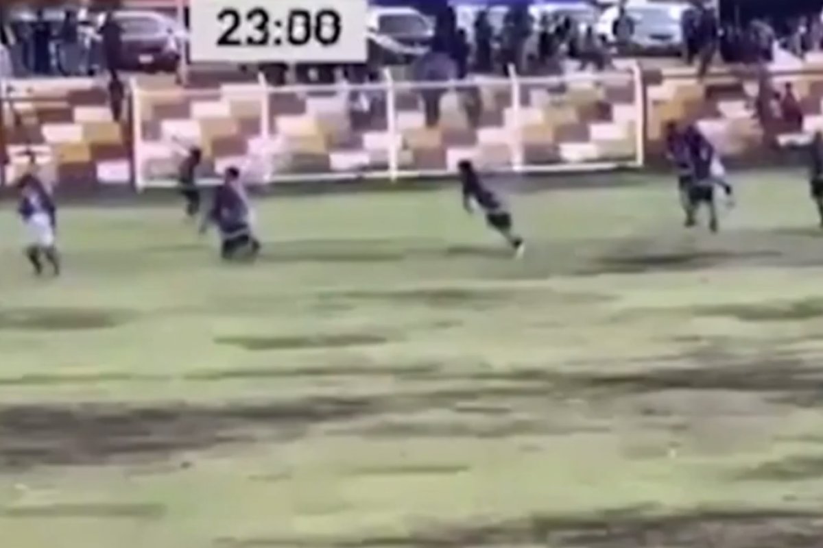 Vídeo: jogador peruano morre após raio atingir campo 