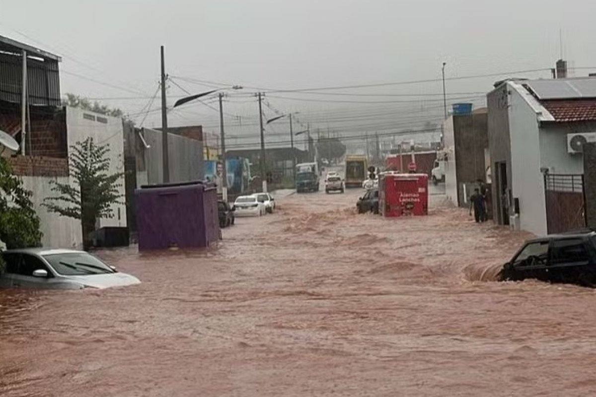 Tempestade deixa cidade mato-grossense inundada em menos de 40 minutos
