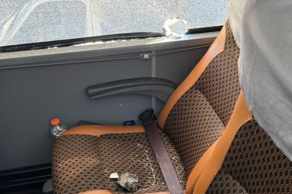 Ônibus do Corinthians é apedrejado momentos antes de jogo contra o Vitória 