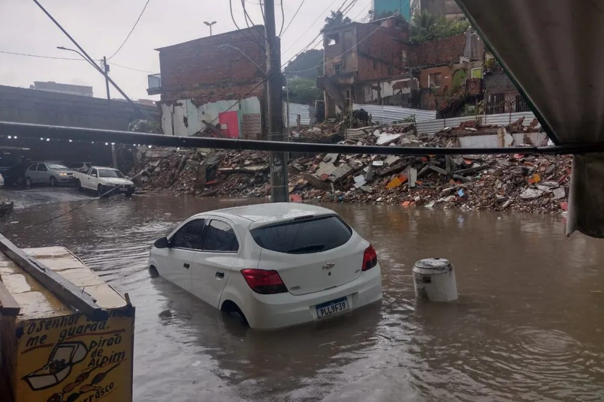 Fortes chuvas impactam sistema de transporte público em Salvador, alerta prefeitura