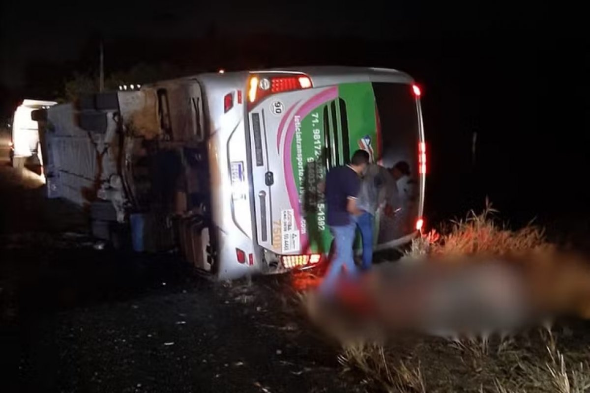 Vítimas de acidente com ônibus de turismo que tombou em rodovia na Bahia são identificadas