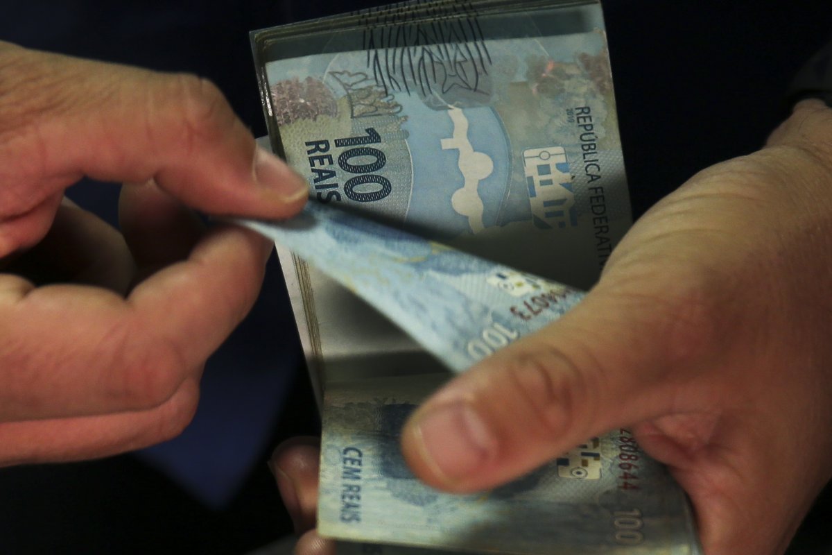 Limitar ganho real do salário mínimo pode poupar R$ 11 bi até 2026, estima governo