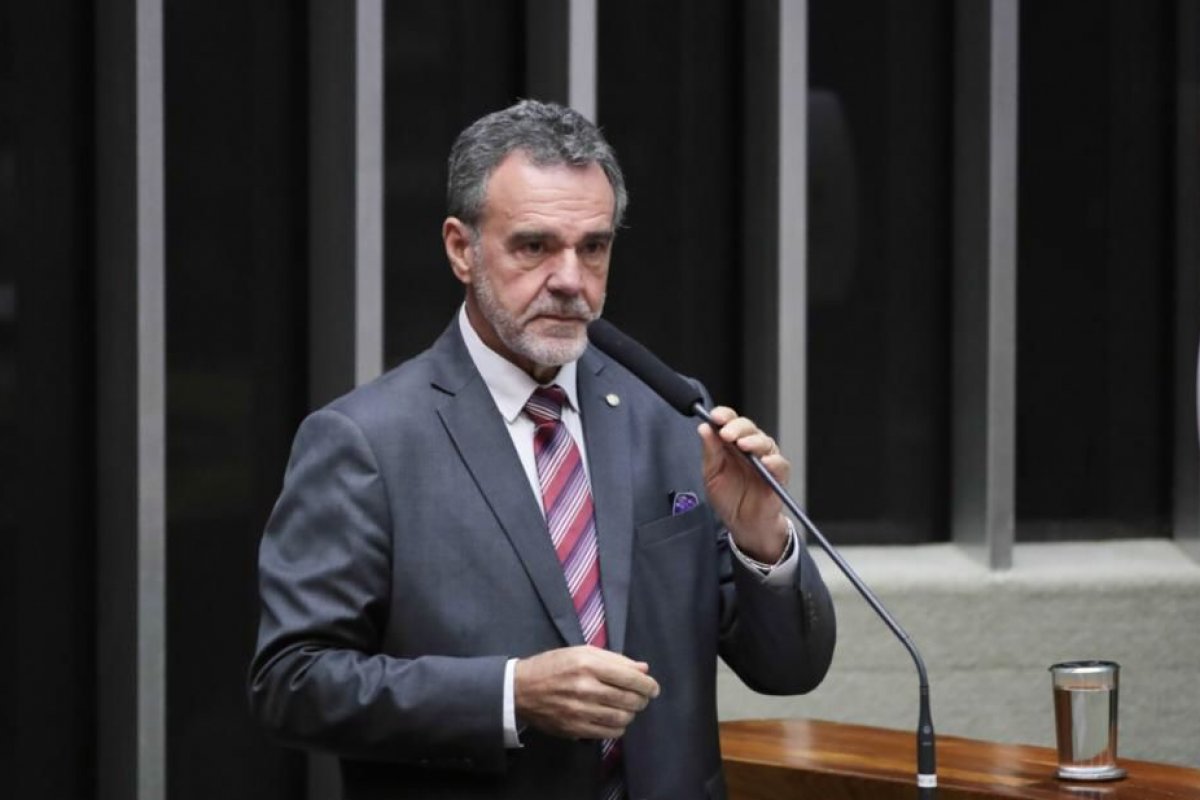 Deputado baiano Daniel Almeida sai em defesa de PEC que acaba com escala 6x1 