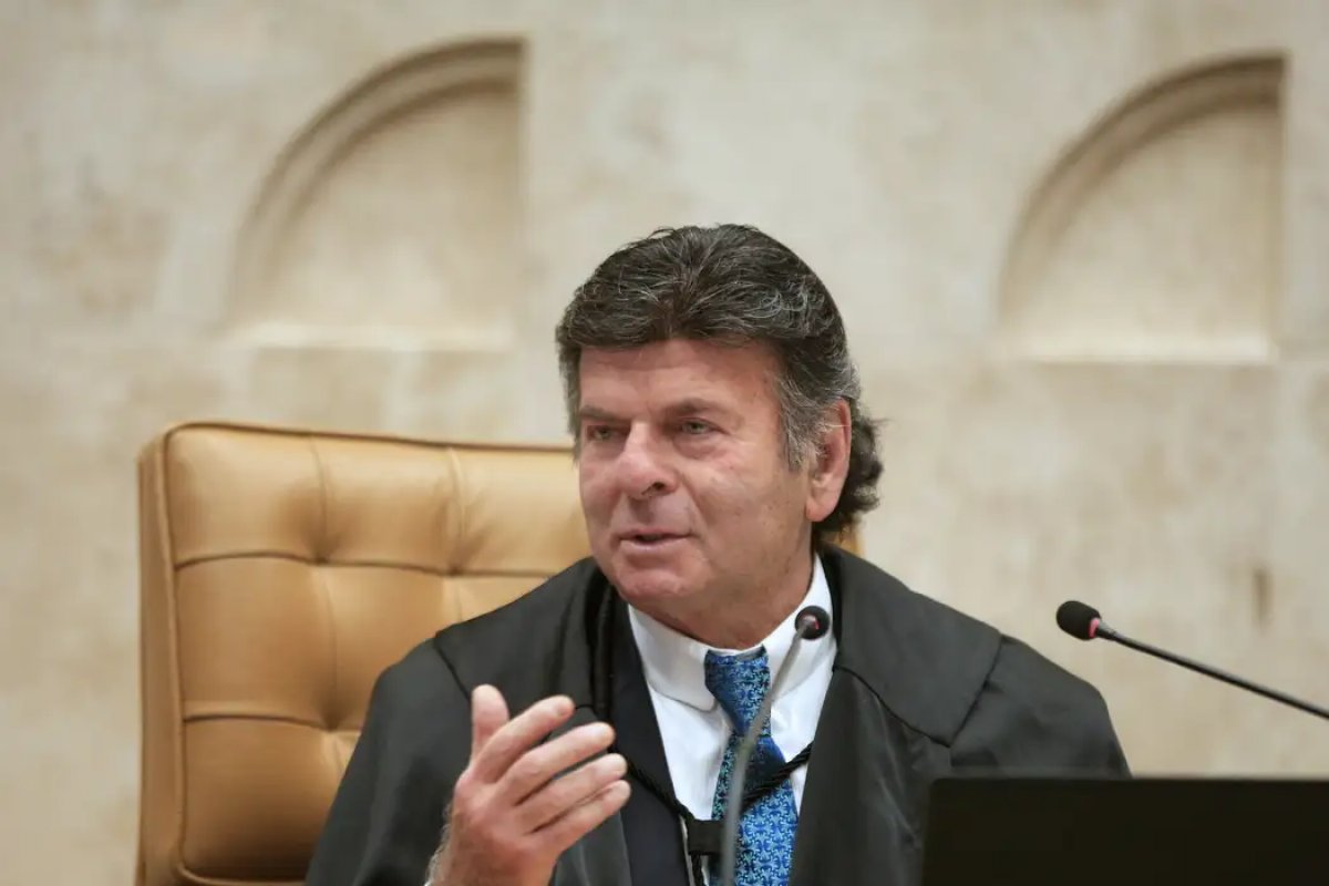 Fux determina que governo Lula adote medidas que impeçam apostas com benefício do Bolsa Família 