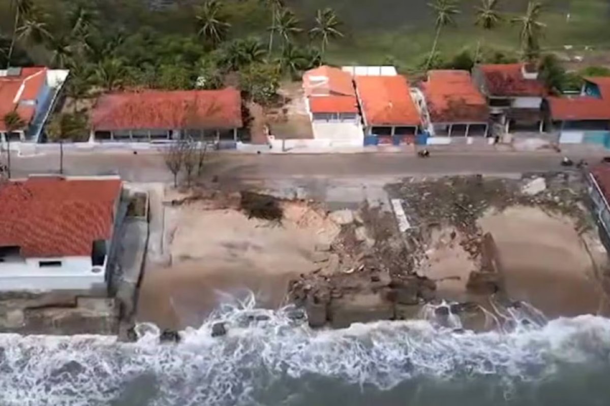 Cidade da Paraíba decreta calamidade pública por avanço do mar sobre casas