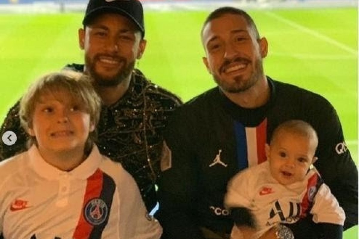 Neymar Jr e Vinicius Martinez aparecem juntos com Davi Lucca e Valentin em estádio de futebol 