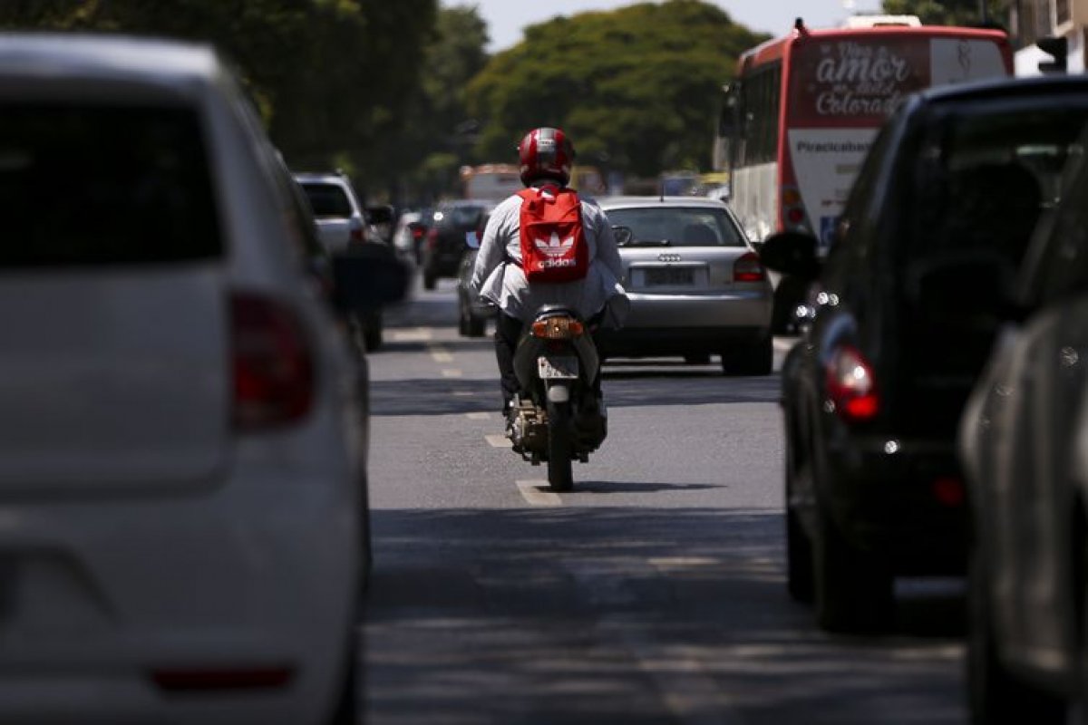 Governo suspende por um ano aulas para pilotar moto "Cinquentinha"