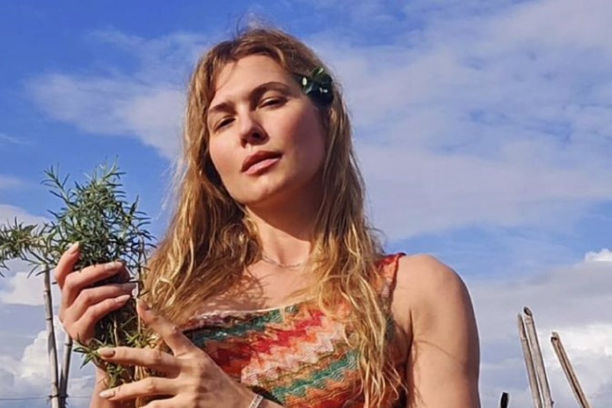 Lívia Andrade exibe barriga negativa após a lipoaspiração! 