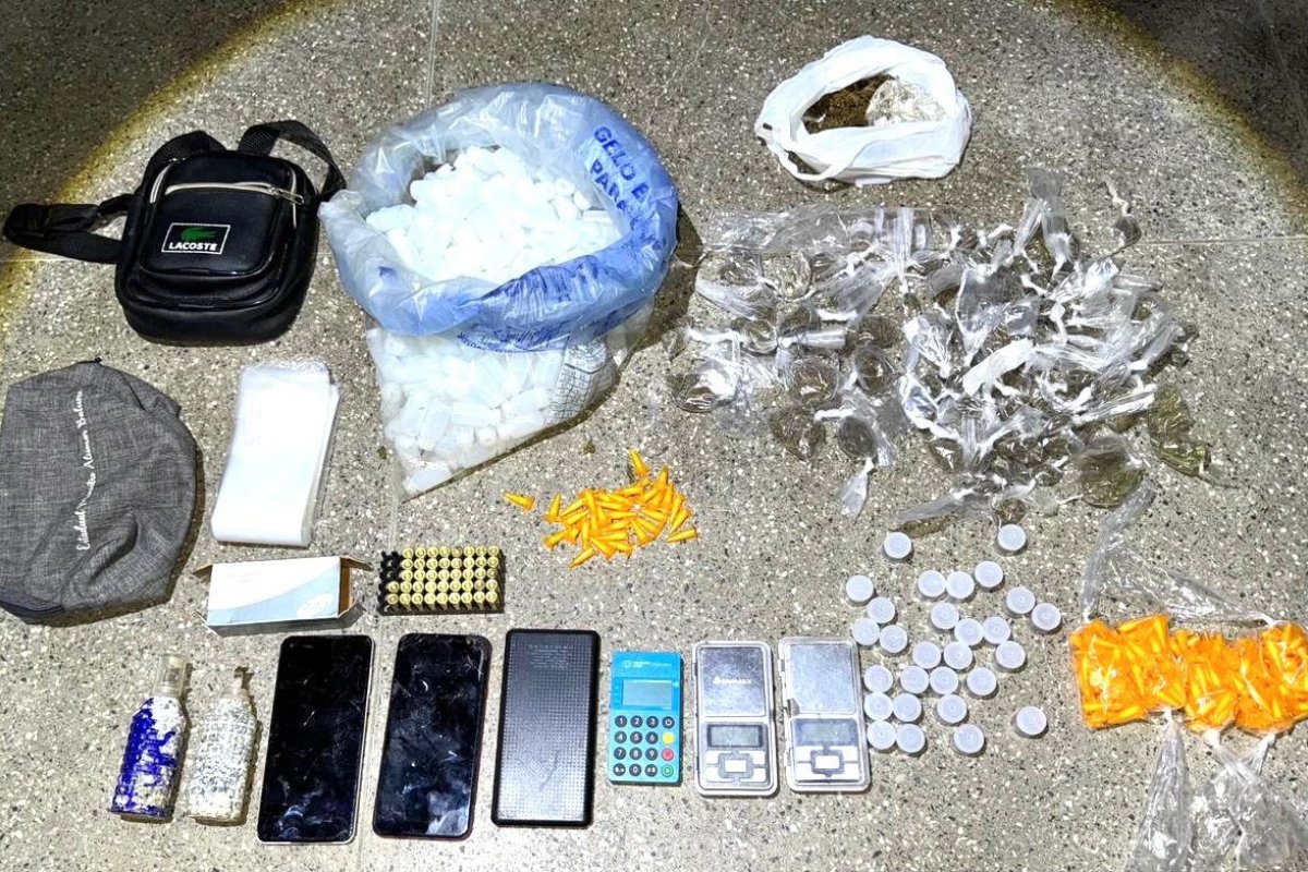 PM apreende dois suspeitos de tráfico de drogas na Fazenda Grande do Retiro, em Salvador