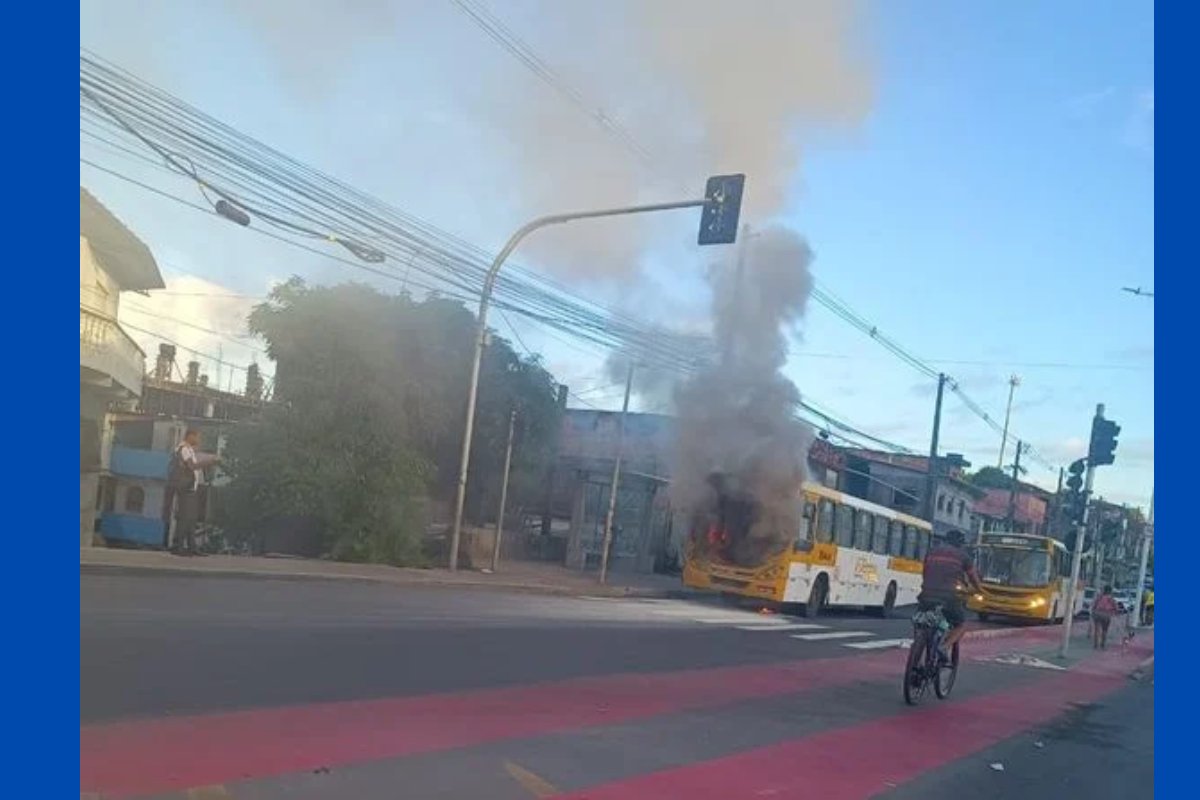 Ônibus pega fogo e causa engarrafamento intenso na Avenida Suburbana, em Salvador