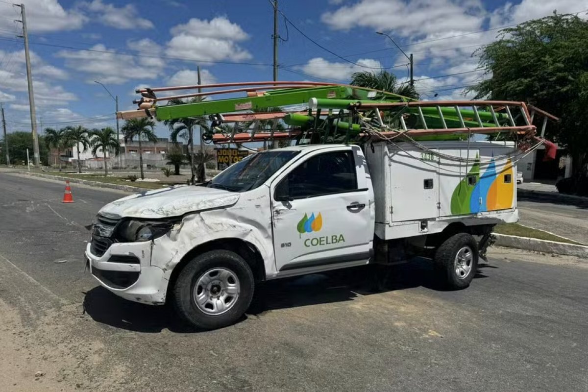 Caminhonete da Coelba é atingida por carro em cruzamento na Bahia 