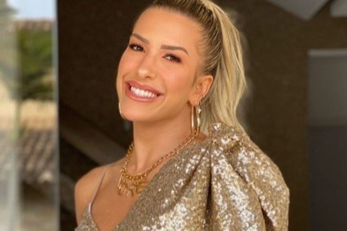 Bafo: Ex de Leo Santana, Lore Improta faz clique  em seu closet e vibrador gigante acaba aparecendo 