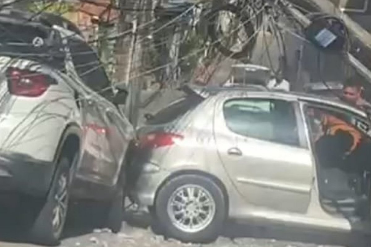 Carro derruba poste e interdita rua de Pau da Lima, bairro de Salvador 