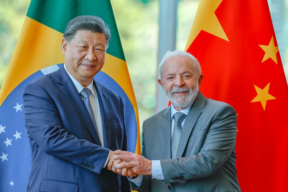 Xi dá pedaço da Lua a Lula em jantar no Itamaraty