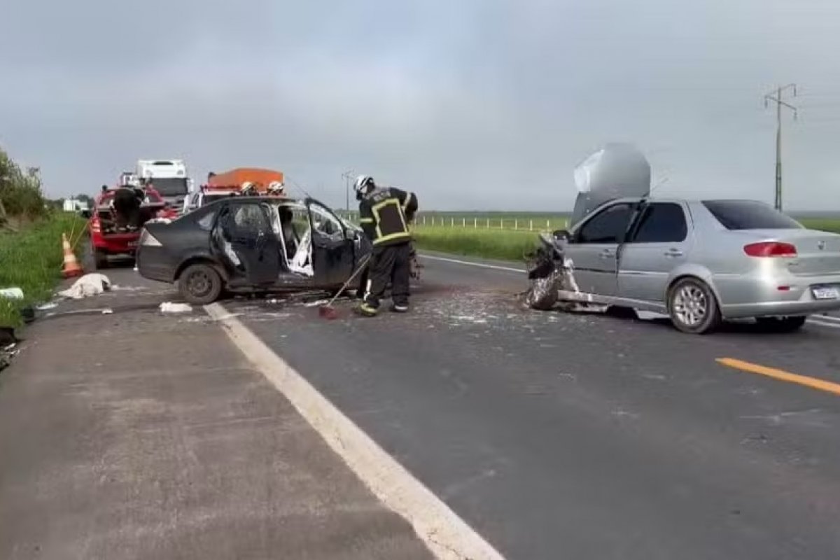Após batida entre dois carros, motorista e outras três pessoas ficam feridas no oeste da Bahia 