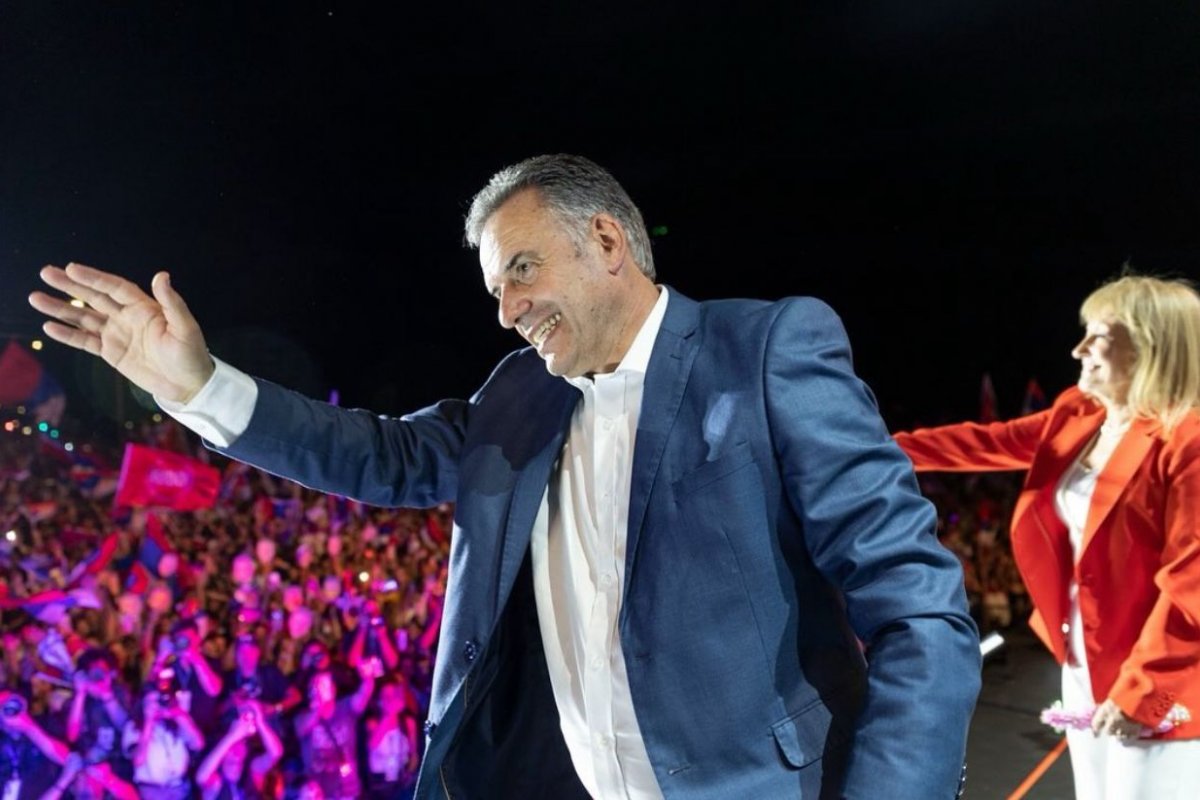 Esquerdista Yamandú Orsi é eleito presidente do Uruguai; campanha focou em justiça social e desenvolvimento sustentável 