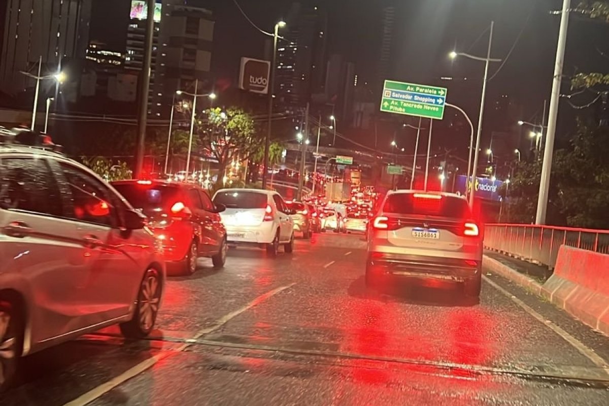 Vídeo: Chuva provoca congestionamento na Avenida Paralela 