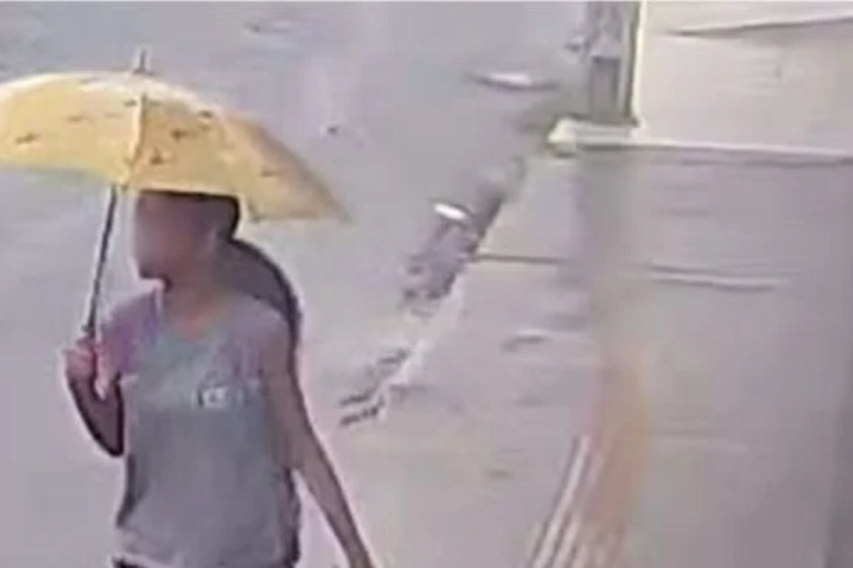 Fortes chuvas: menina de 12 anos cai em bueiro e desaparece na Região Metropolitana de Salvador