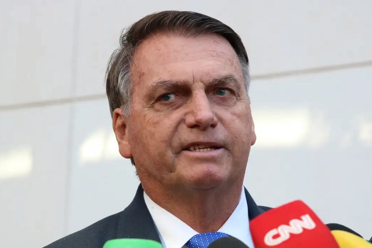 Militares de alta patente e entorno de Bolsonaro temem delação de generais em plano de golpe, afirma colunista