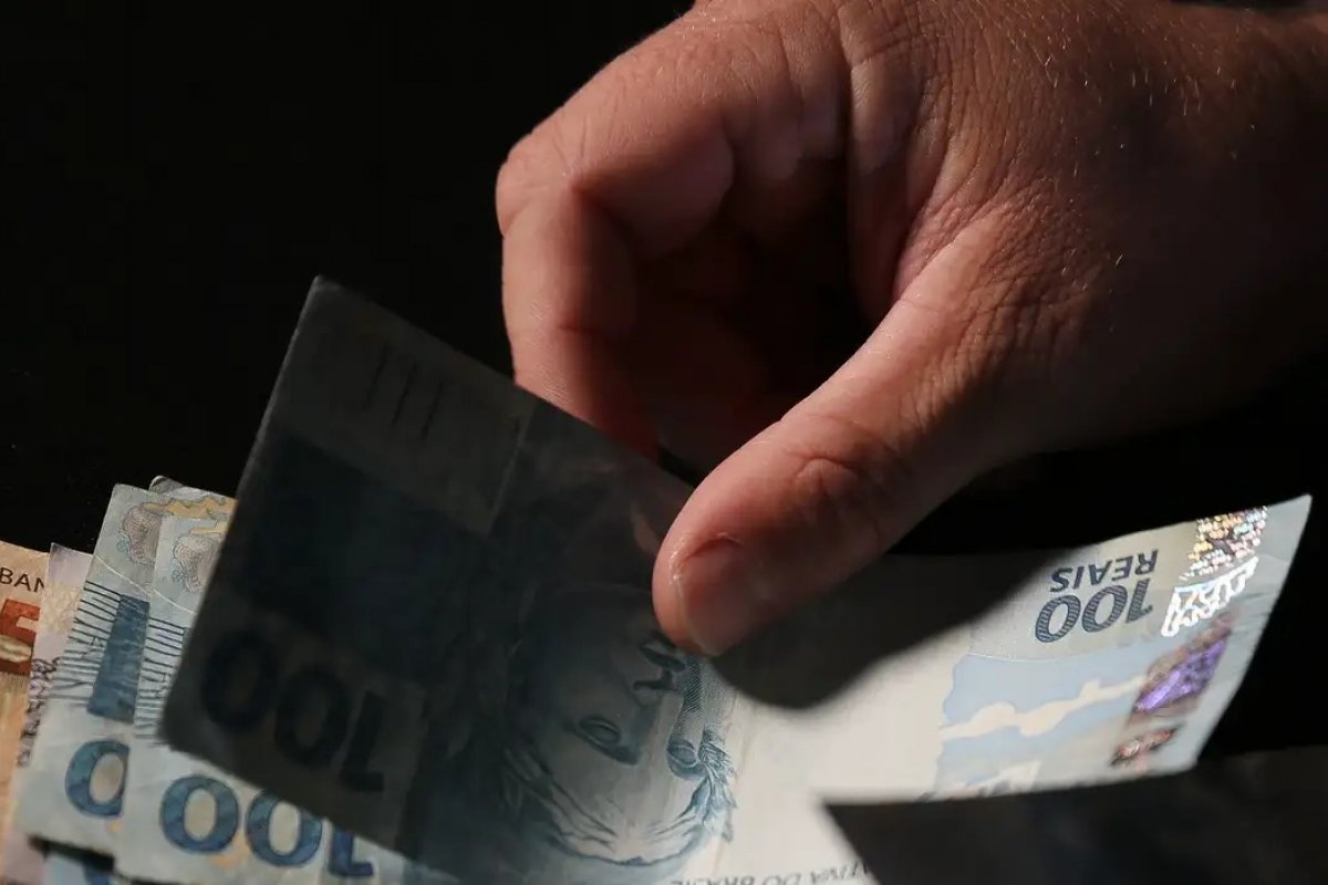 Com novas regras para limitar salário mínimo, governo Lula pode gerar economia de R$ 109,8 bilhões 