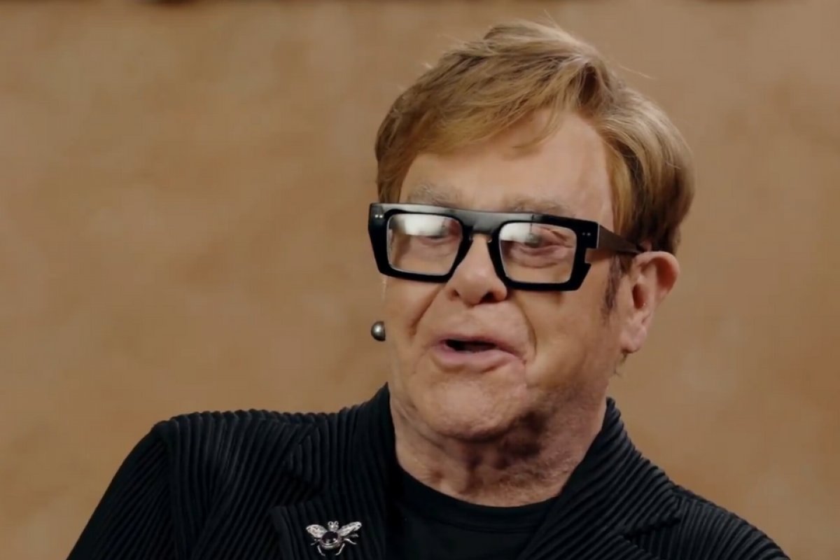 'Não consigo ver o palco', diz Elton John sobre perda da visão em peça 