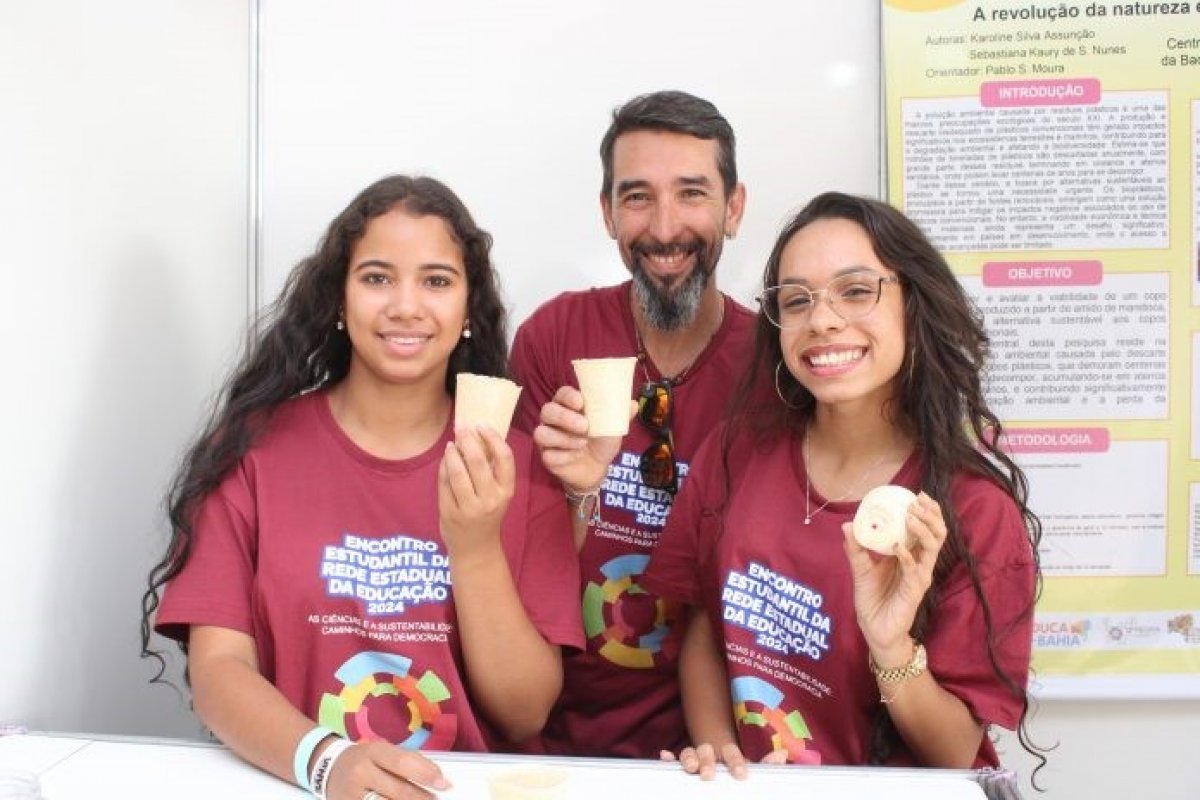 Jovens cientistas inventam copo biodegradável feito do amido de mandioca e bagaço de cana