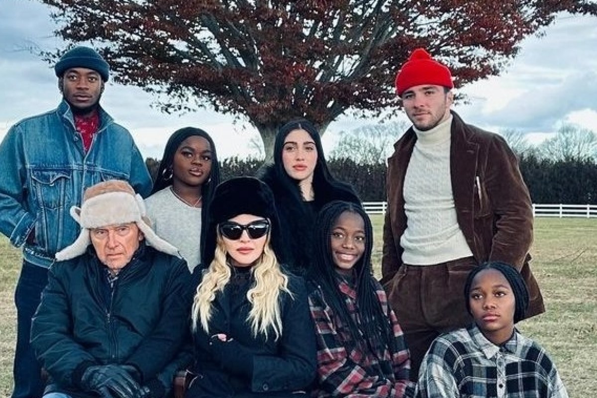 Madonna exibe foto  com os 6 filhos e o pai e desabafa: "Minha família sofreu muitas perdas este ano"!