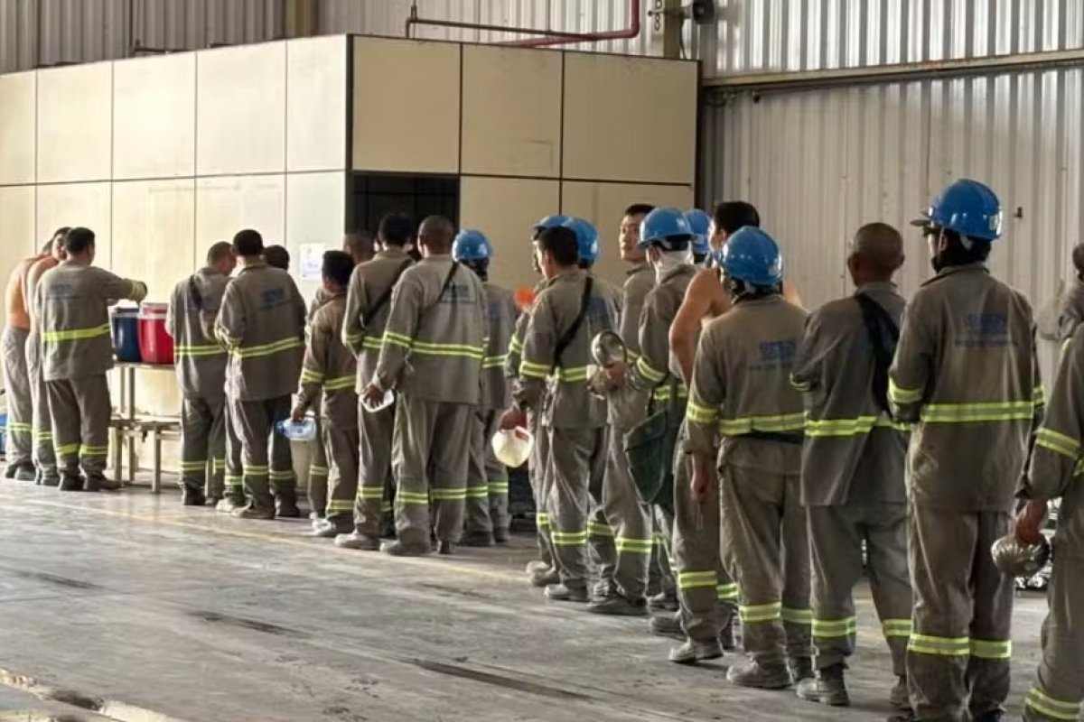 Vídeo: imagens mostram péssimas condições de trabalho em fábrica da BYD em Camaçari; montadora chinesa é investigada pelo Ministério Público do Trabalho