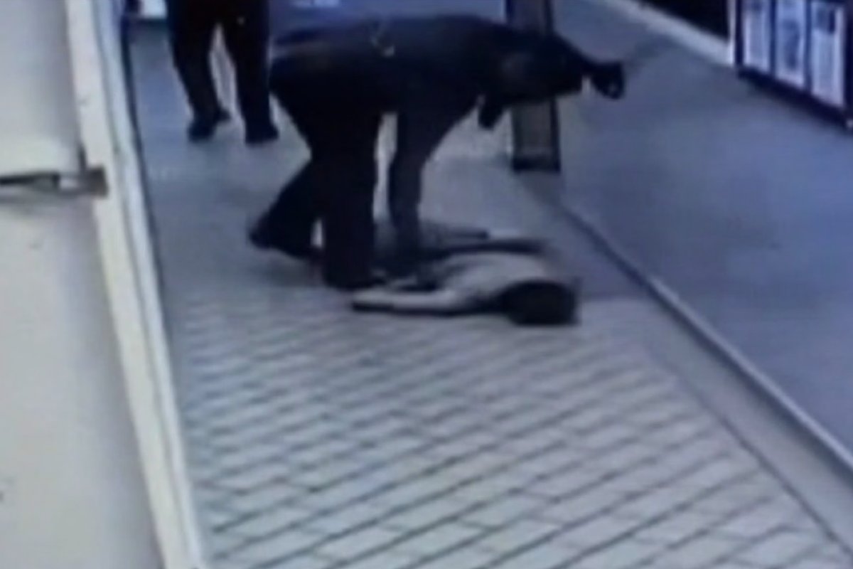 Polícia investiga morte de homem agredido por seguranças na estação de Carapicuíba, na Grande SP