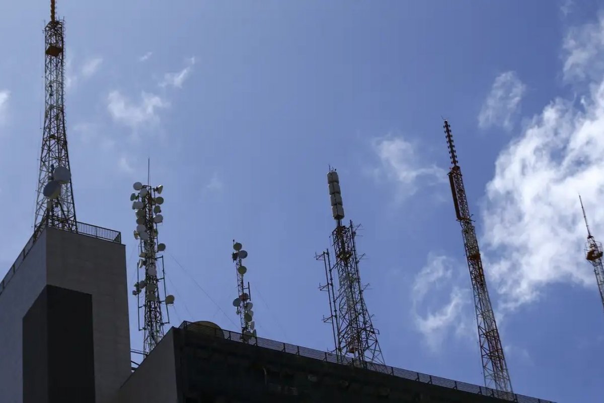 Apenas 18% das cidades brasileiras possuem antenas compatíveis com sinal 5G, segundo dados da Anatel