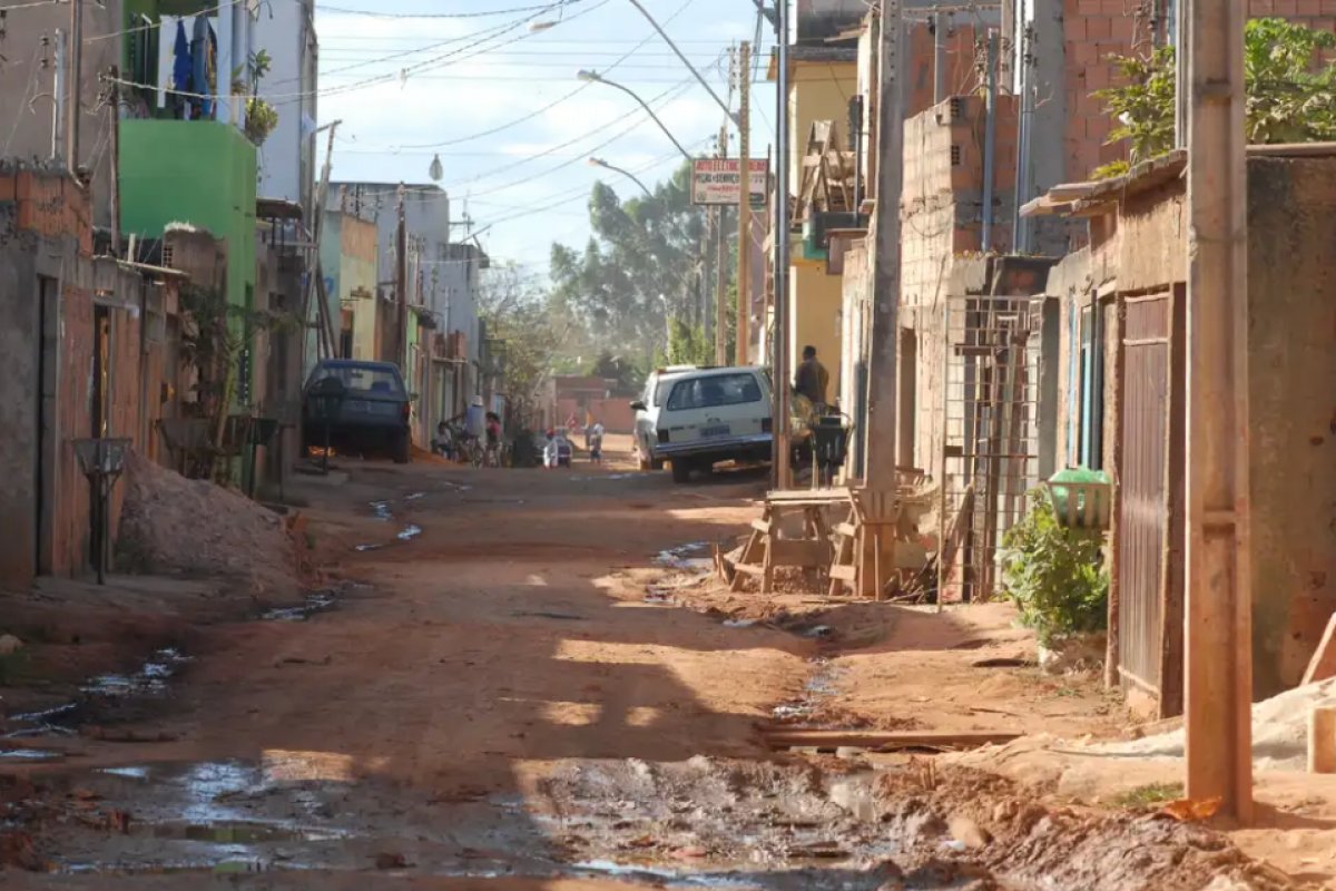 Apesar de ciclo de crises na Argentina, pobreza no Brasil segue maior, diz pesquisador