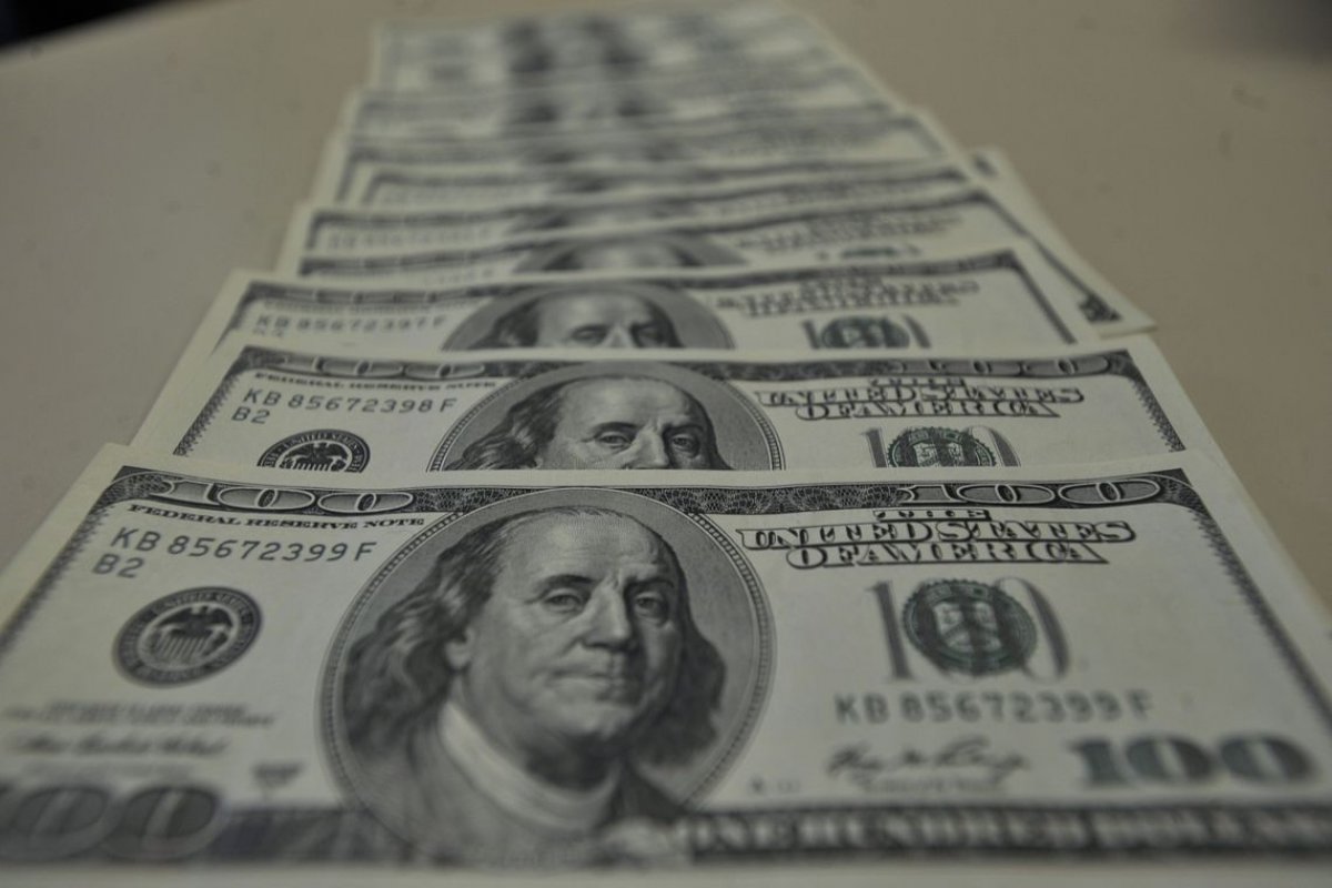 Após três altas e valor recorde, dólar cai e fecha a R$ 4,249
