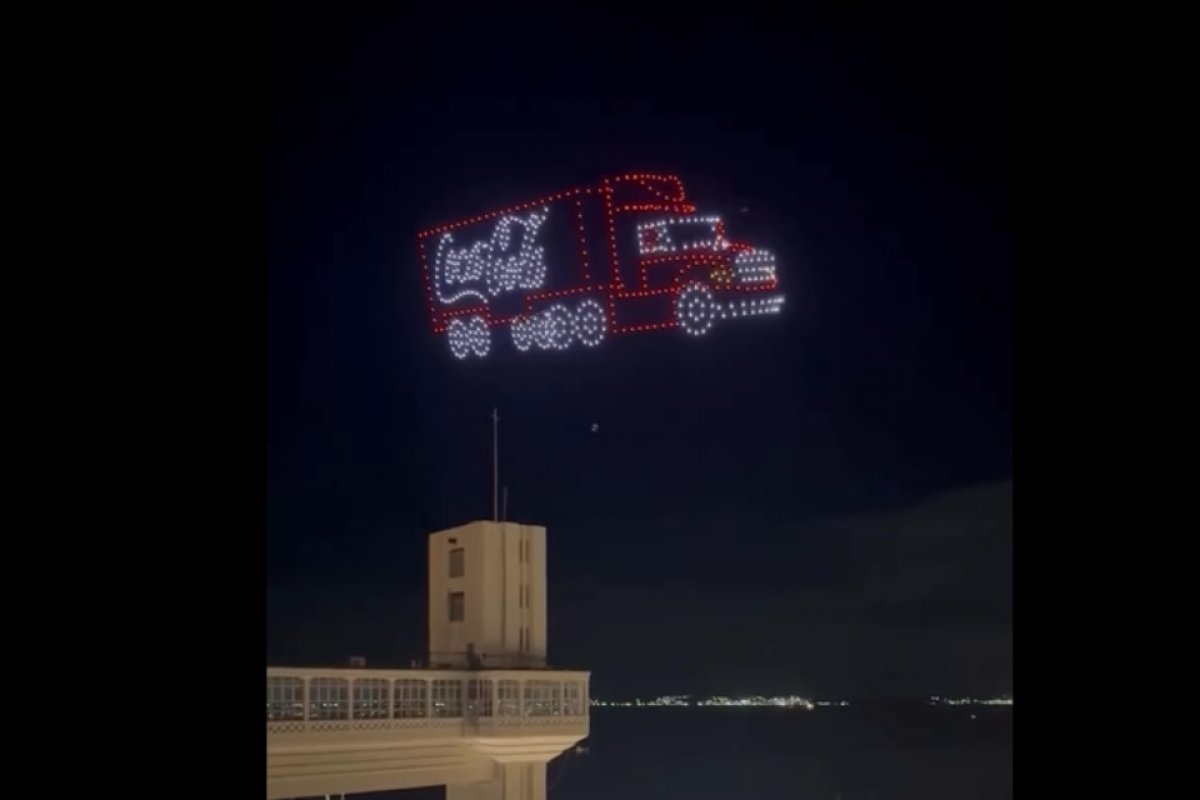 Vídeo: Coca-Cola faz show de drones no Elevador Lacerda 