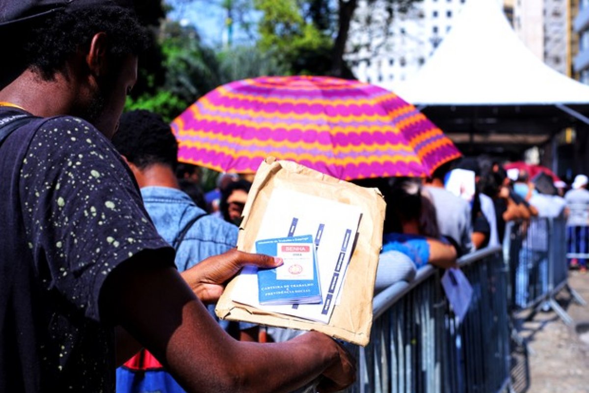 Cresce número de trabalhadores que ganham no máximo um salário mínimo 