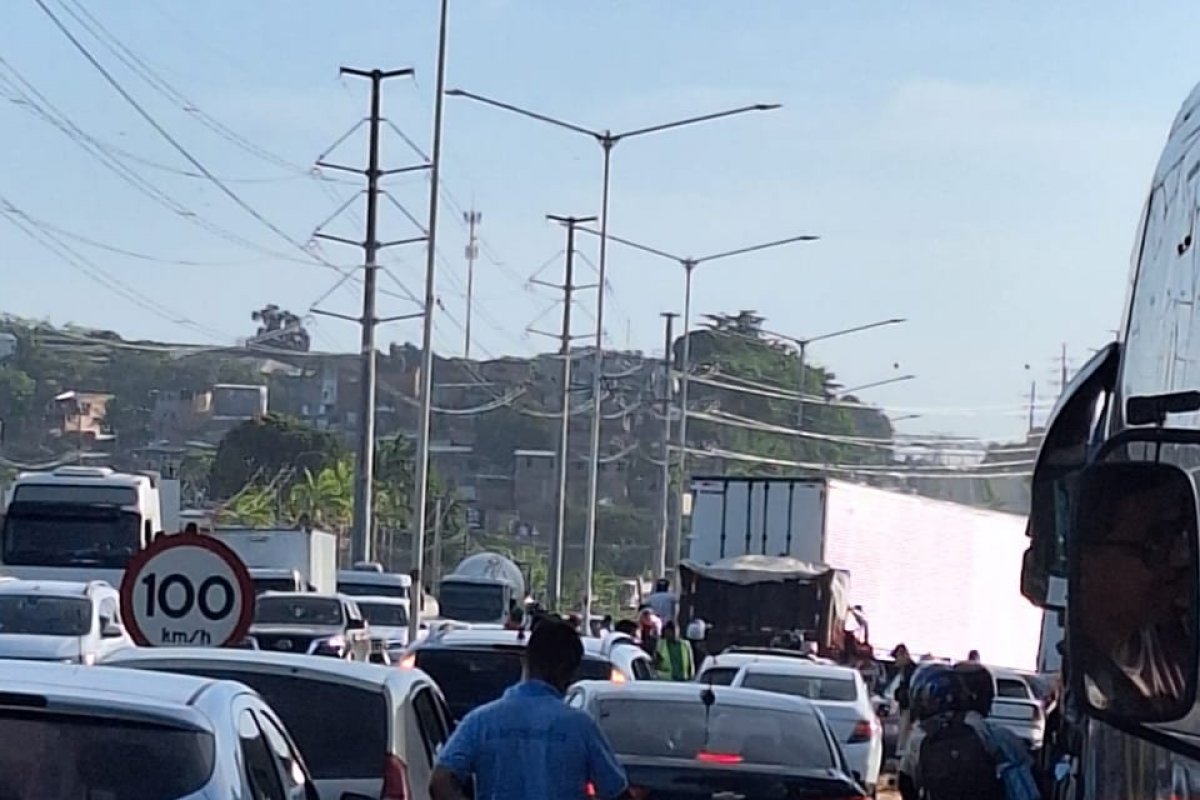 Acidente entre quatro carros e dois caminhões ocorreu na BR-324
