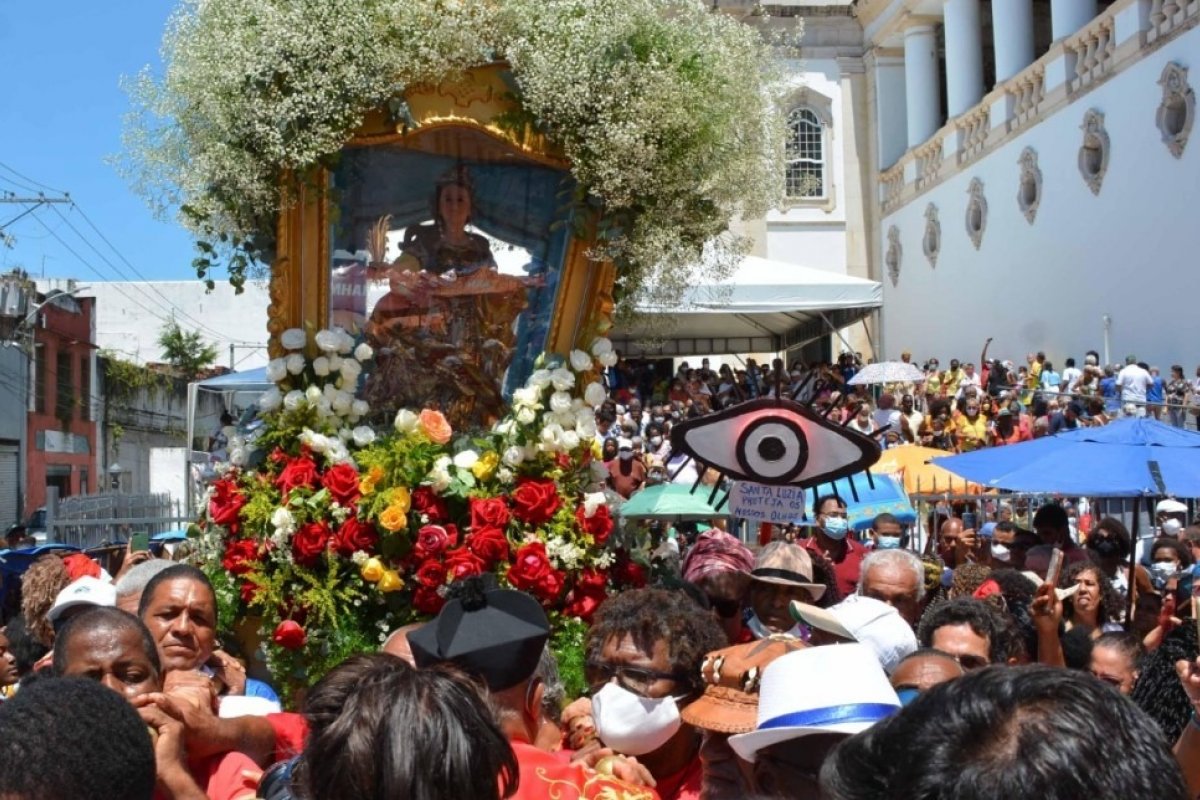 Devotos prestam homenagens a Santa Luzia em Salvador; confira a programação 