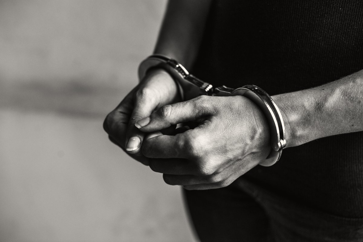 Homem foragido da justiça é preso pela PM em Pernambués 