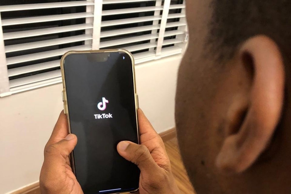 Deputados dos EUA pedem para os CEOs das principais lojas removerem o TikTok em janeiro